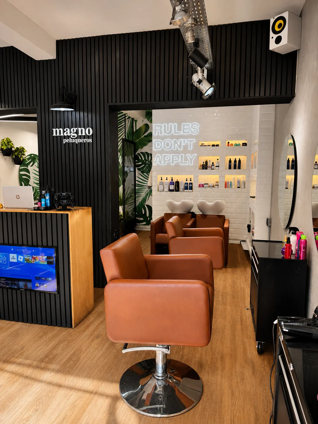 Interior del salon de Magno Peluqueros en Montevideo