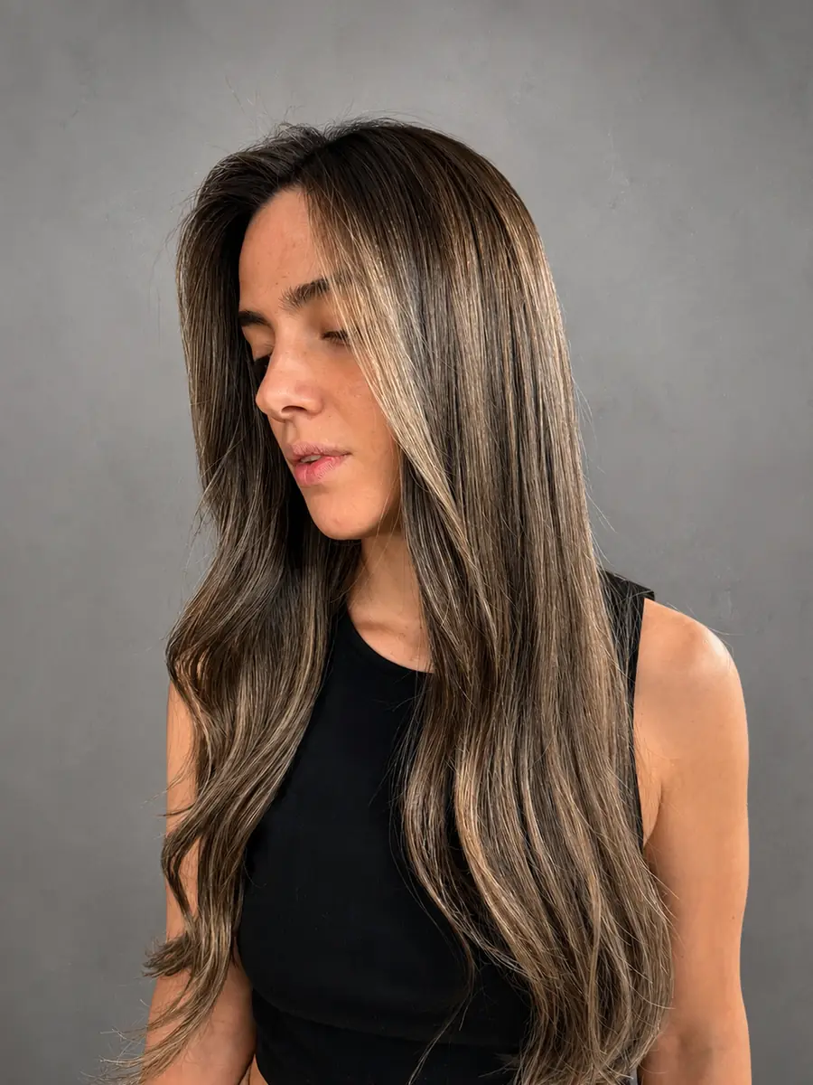 Mechas iluminadas sobre pelo castano largo