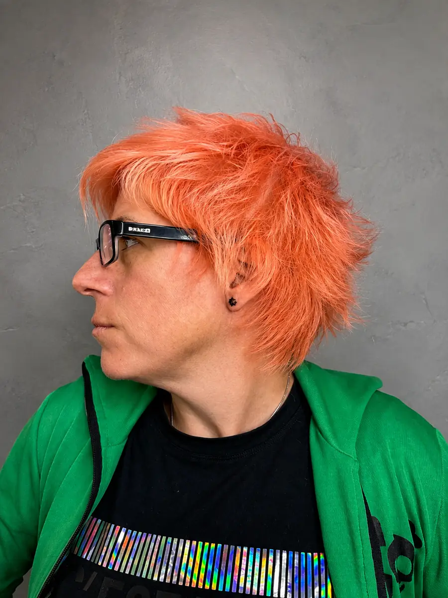 Color naranja en corte pixie