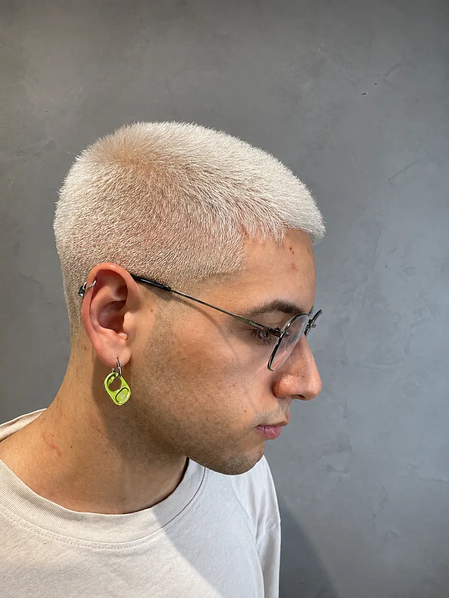 Corte masculino rubio platinado
